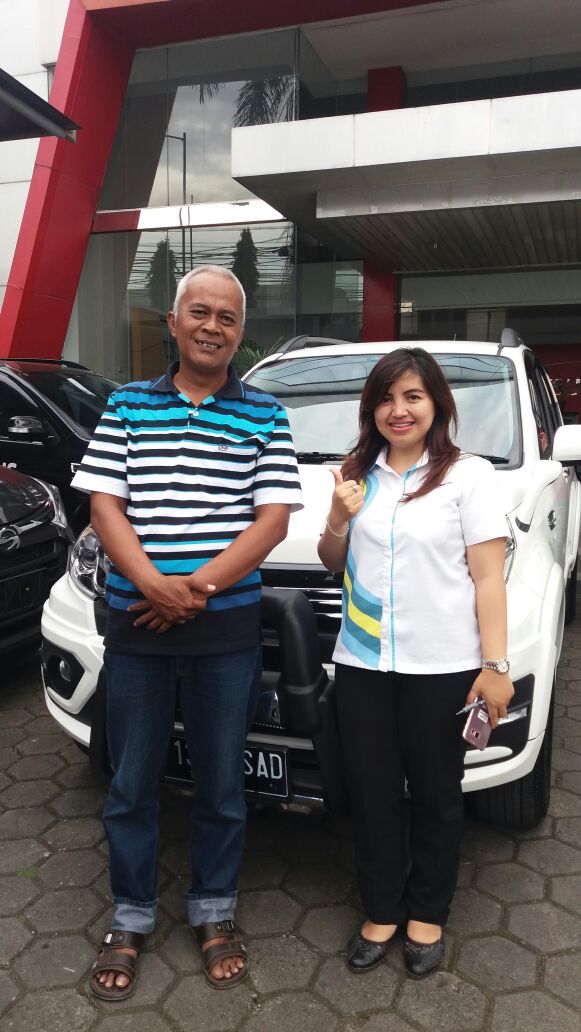 Foto Penyerahan Unit 2 Sales Marketing Mobil Dealer Daihatsu Cimahi Peby
