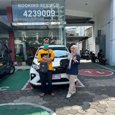 Foto Penyerahan Unit Sales Mobil Daihatsu Feby (15)